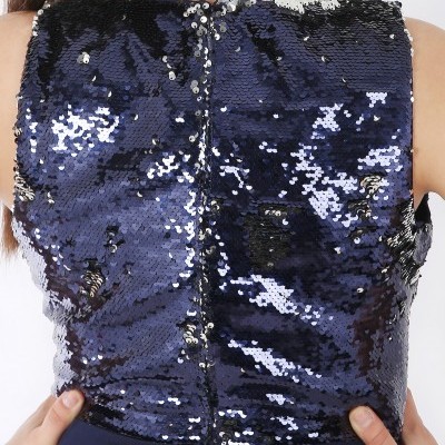 Vestido de paetês azul e preto com fecho na parte traseira