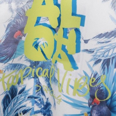 T-shirt branca com aves tropicais e texto ALOHA tropical Vibes.
