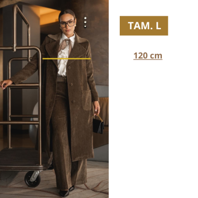 Mulher com casaco e calças castanhas de tecido riscado, camisa branca e mala preta pequena