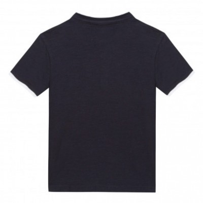 T-shirt preta de manga curta vista de costas com fundo branco