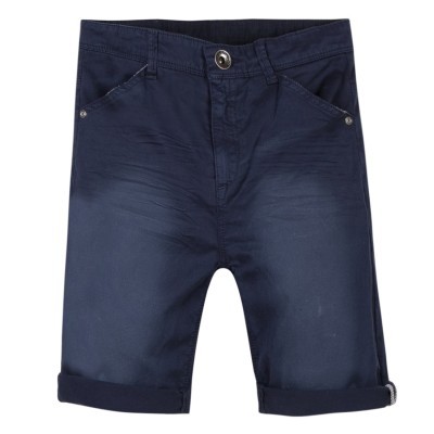 Calções azuis escuros dobrados com bolsos e botão metálico