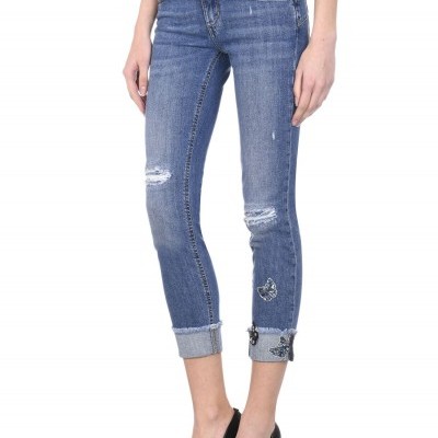 Calças de ganga azul com bainha enrolada e aplicações brilhantes de borboletas