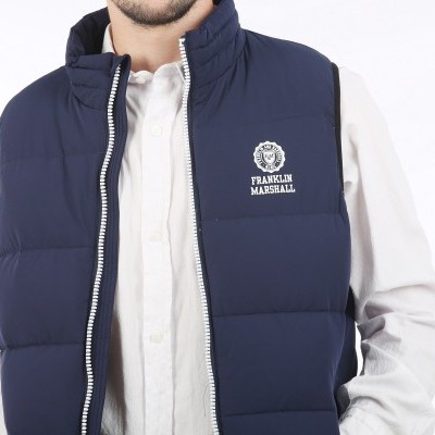 Colete acolchoado azul escuro com fecho de correr branco e logótipo branco
