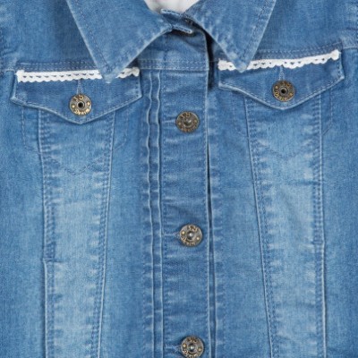 Casaco de ganga azul claro com botões de metal e detalhe em renda branca