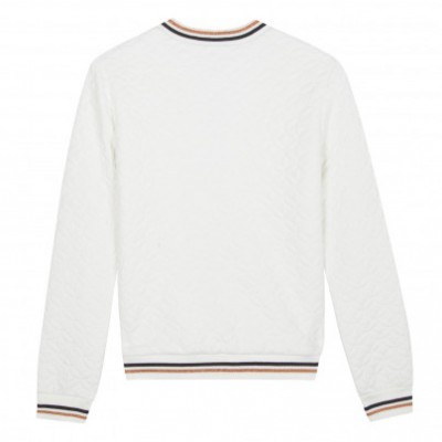 Sweater branco com gola redonda e riscas coloridas na gola, punhos e barra