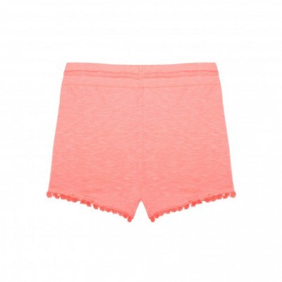 Calções cor-de-rosa com pompons na bainha sobre fundo branco