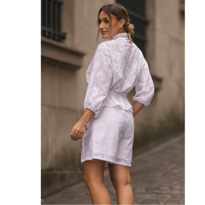 Conjunto branco feminino de algodão com bordado floral