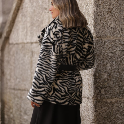 Casaco curto felpudo padrão zebra preto e branco com saia preta