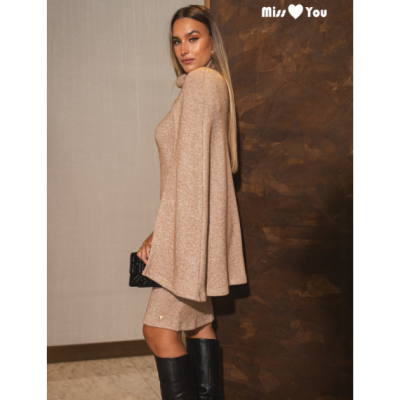 Mulher com vestido bege e capa, botas pretas e carteira preta, texto 'Miss ❤ You'