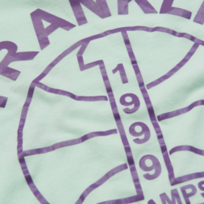 T-shirt branca com estampa roxa escrita FRANKLIN 1999