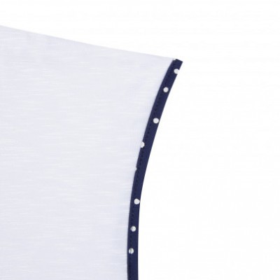 Detalhe de manga de roupa branca com borda azul com bolinhas