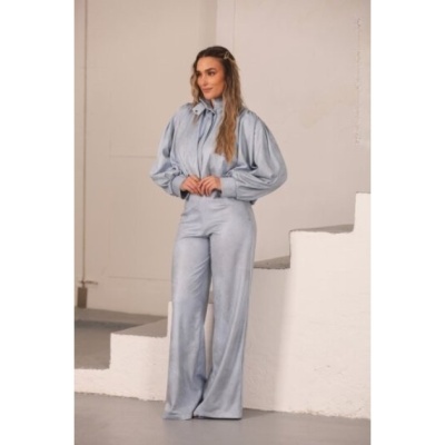 Conjunto feminino azul claro com blusa de manga comprida e calças largas