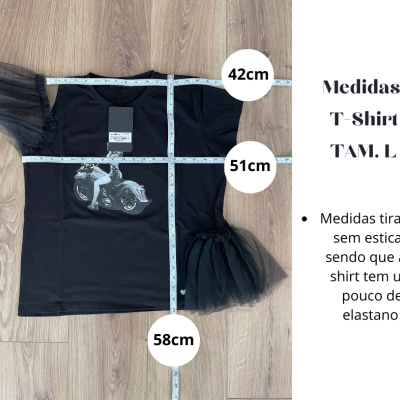 T-shirt preta com estampa de motocicleta e mangas de tule, fita métrica para medidas.