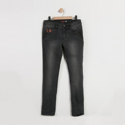 Calças de ganga pretas penduradas em cabide