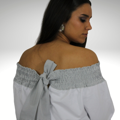 Blusa feminina branca com elástico cinza e laço atrás vista de costas