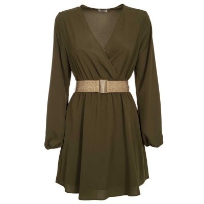 Vestido verde-oliva com cinto bege em fundo branco