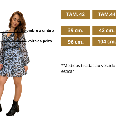 Mulher com vestido floral azul e preto ao lado de tabela de medidas para tamanhos 42 e 44.