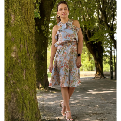 vestido midi floral azul claro com gola de laço em parque arborizado