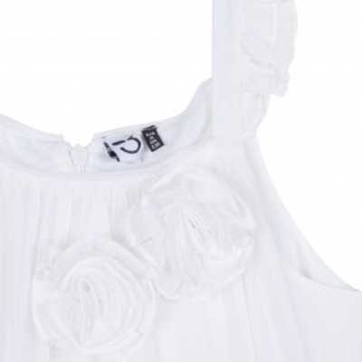 Vestido branco com alças franzidas e flores em tecido