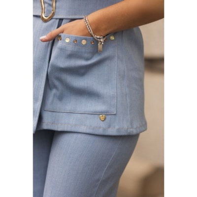 Conjunto de roupa azul claro com bolso de tachas e pulseira prateada