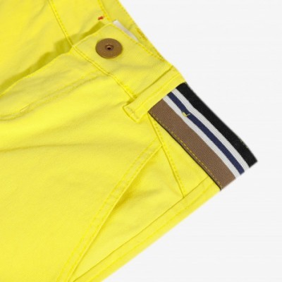 Calças amarelas com botão castanho e cintinho de tecido às riscas