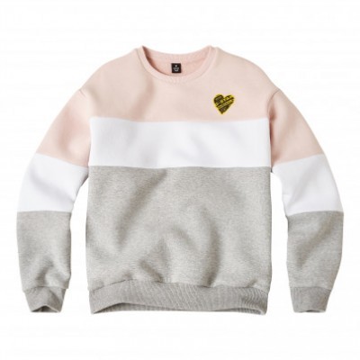 Sweatshirt colorida para criança com coração amarelo no peito