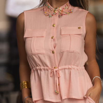 Top feminino rosa claro com botões dourados e bordado colorido na gola