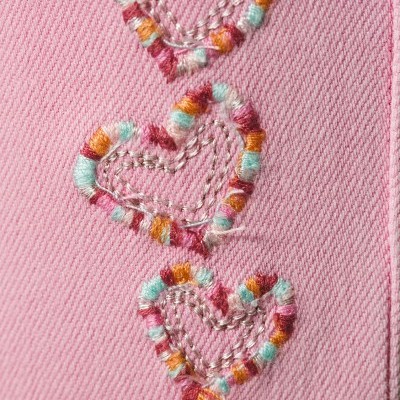 Tecido rosa com bordados coloridos em forma de corações alinhados verticalmente.