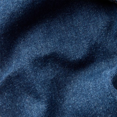 Tecido azul de ganga com textura diagonal típica