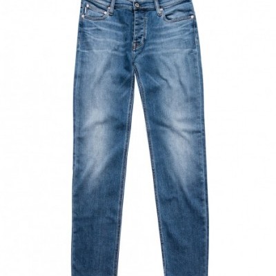 Calças de ganga azuis desbotadas com cinco bolsos e fecho de botão