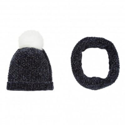 Gorro preto com pompom branco e gola tubular preta de malha