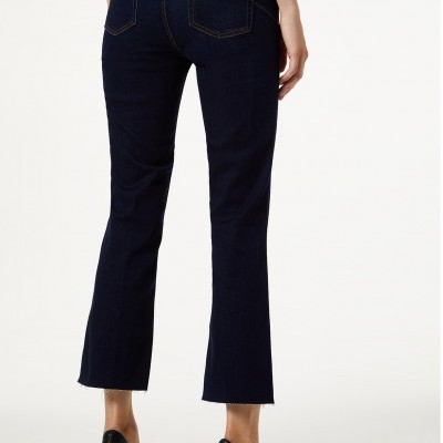 Calças de ganga azul escuro com etiquetas e sapatos pretos