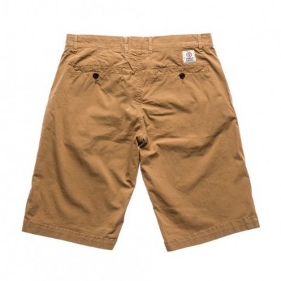 Calções castanhos claros com bolsos traseiros e etiqueta