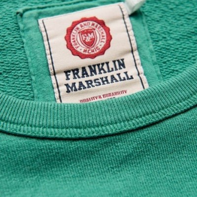Etiqueta de roupa Franklin & Marshall em tecido verde