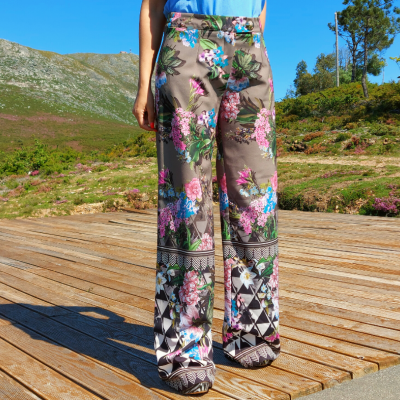 Calças florais e geométricas femininas ao ar livre