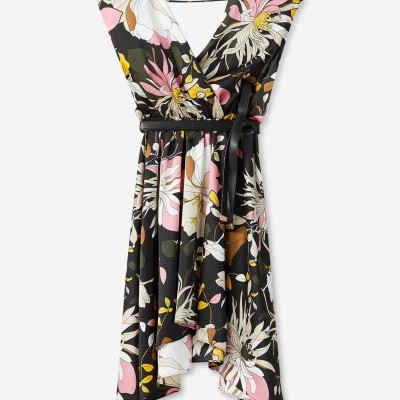 Vestido feminino floral preto, rosa e branco com cinto preto