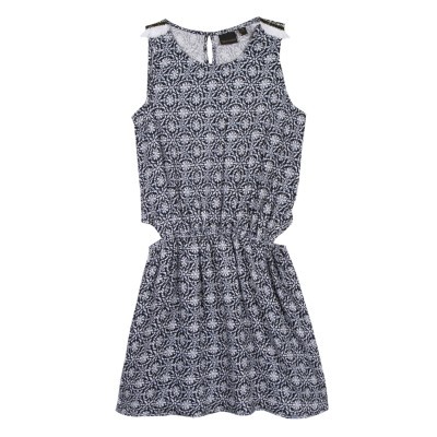 Vestido infantil azul escuro com padrão branco floral e detalhes em renda