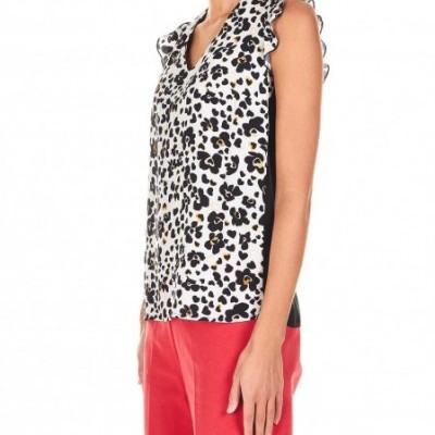 Blusa feminina estampada com babados nos ombros e calças cor-de-rosa