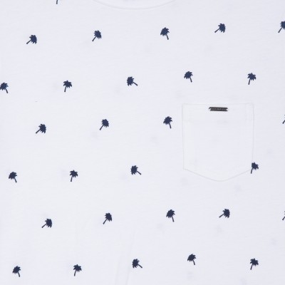 Camiseta branca com padrão azul e bolso no peito