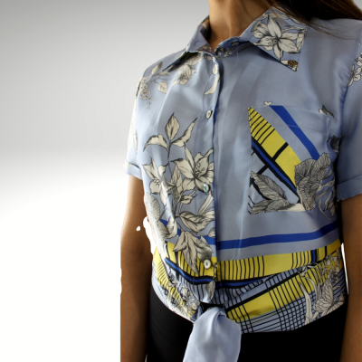 Camisa feminina azul claro com padrão floral e geométrico