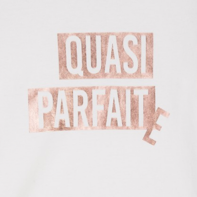 estampa com texto 'QUASI PARFAIT' em letras rosa metálico sobre fundo branco