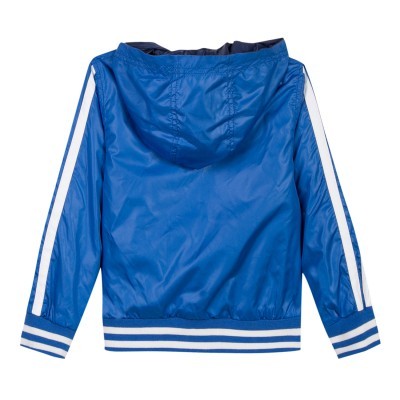 Casaco azul para criança com capuz e riscas brancas nas mangas