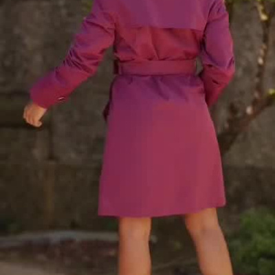 Mulher a usar casaco roxo com botões e cinto