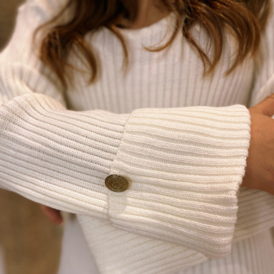 Manga de camisola branca de malha canelada com botão dourado