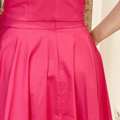Vestido cor-de-rosa vibrante com saia rodada e corte justo
