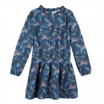 Vestido infantil azul com padrão floral e animal print, mangas longas e gola com babados