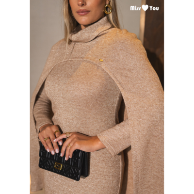 Vestido castanho claro com capa e carteira preta