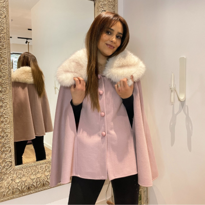 Capa rosa clara com gola de pêlo branco e botões rosa