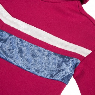 Peça de roupa vermelha com faixas brancas e azuis horizontais