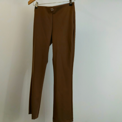 Leggings castanhas penduradas num cabide